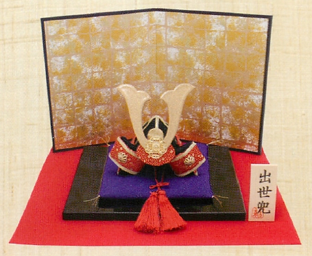 【ご紹介します！安心の日本製！手軽に飾れる！金襴金兜(小)屏風飾り】