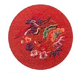 【上質なちりめんに、伝統的な花鳥刺繍が添えられた 東レシルックちりめん刺繍ふろしき】松竹梅（レンガ）