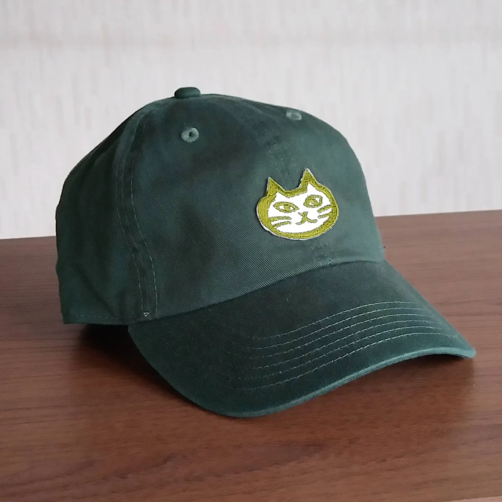 【インバウンド対策に！シンプルでかっこいい！ねこをあしらったキャップ！】neko CAP ﾀﾞｰｸｸﾞﾘｰﾝ