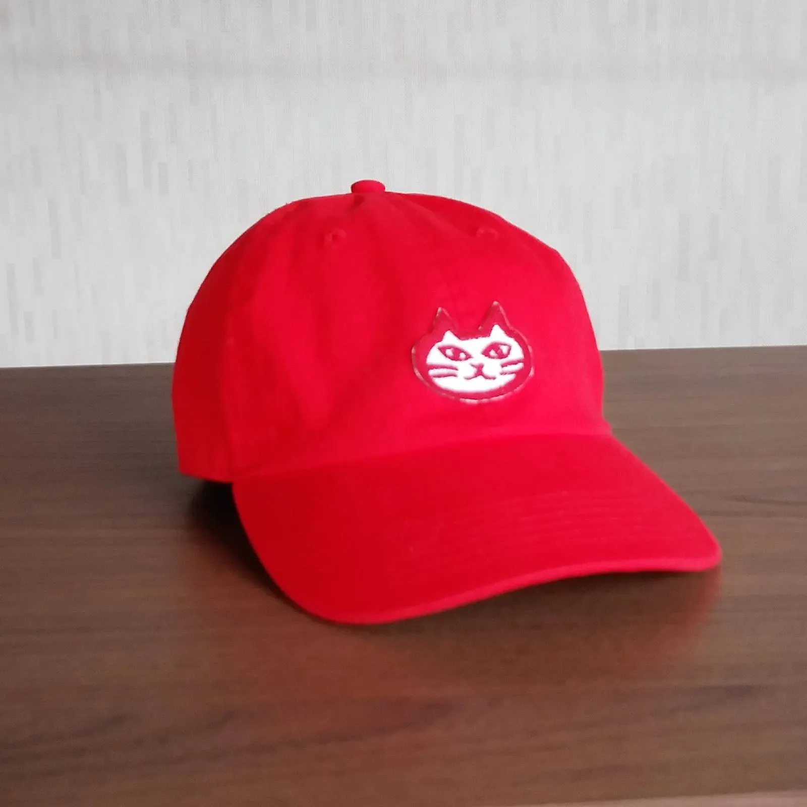 【インバウンド対策に！シンプルでかっこいい！ねこをあしらったキャップ！】neko CAP レッド